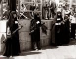گروهی از زنان انقلابی مسلح در یکی از میادین اصلی شهر تهران در آستانه پیروزی انقلاب اسلامی